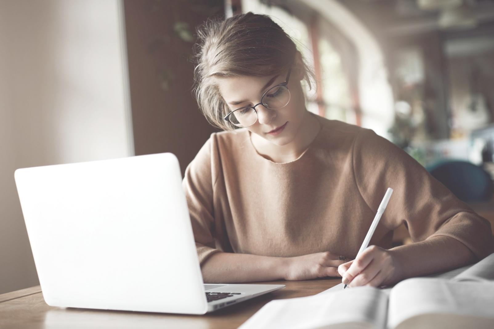 Finanzanalyse Arbeitsplatz mit modernen Tools